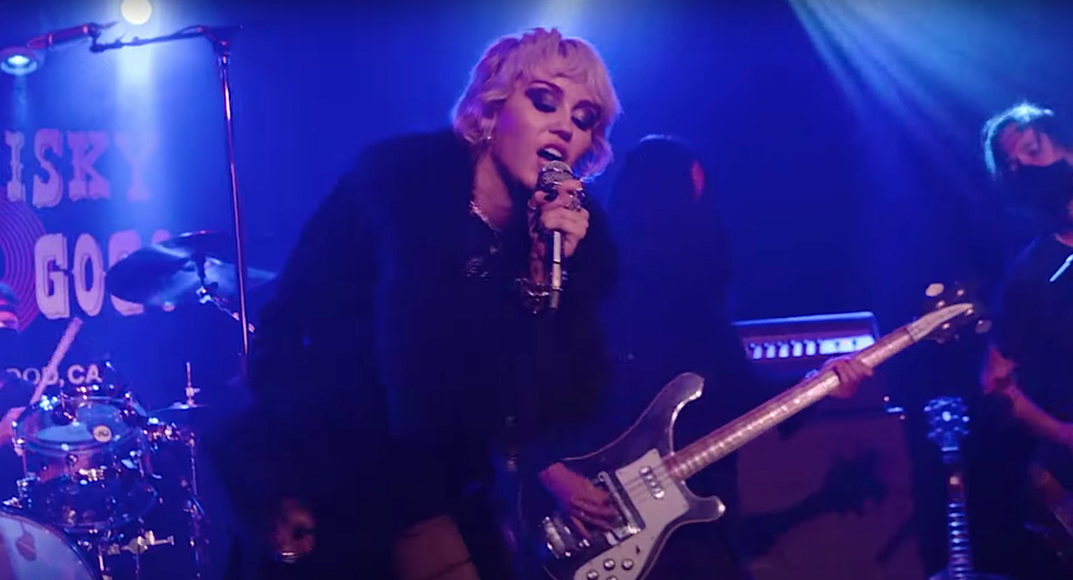 I Would Give Any Amount Of Money To See Miley Cyrus Play This Cover of ‘Zombie’ Live