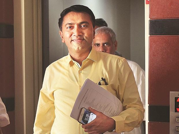 Goa: Unidentified person booked for texting CM Sawant demanding money