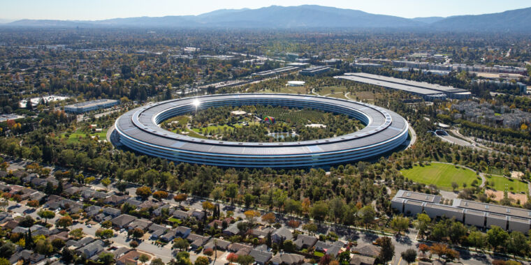 Apple security chief maintains innocence after bribery charges