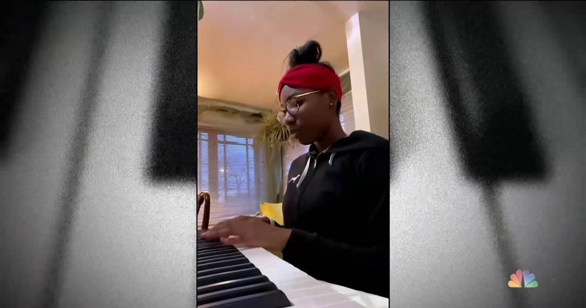 Music teacher gifted with money to buy keyboards for students