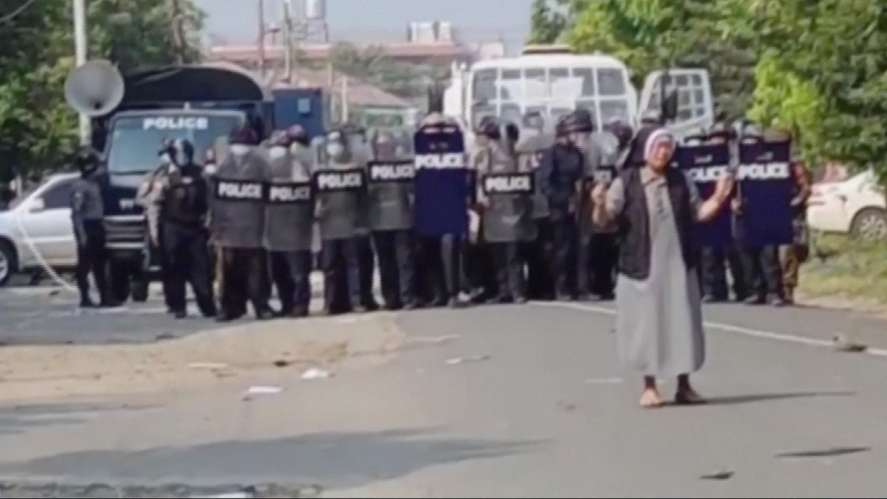 Protests surge in Yangon as Myanmar security forces trap youth protesters