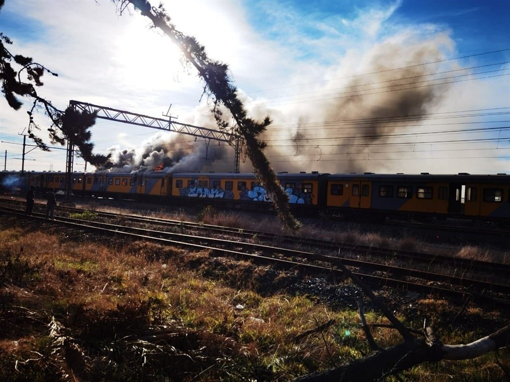 News24.com | Security guard injured, commuters unscathed as Cape Town train catches fire