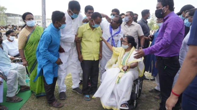 Mamata Banerjee meets kin of Cooch Behar firing victims, says people will give verdict for crime