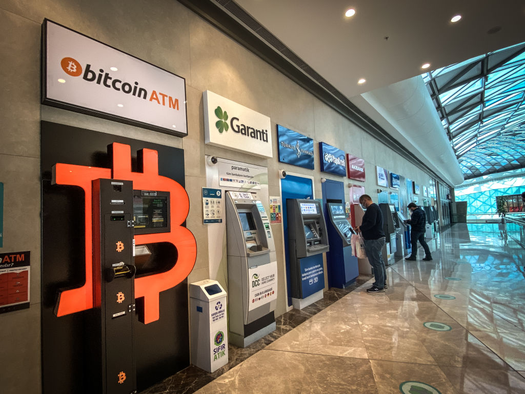 Bitcoin’s Price Lowest Since January; U.S. Top Destination for Global Money
