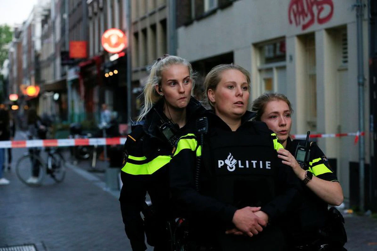 Dutch crime reporter De Vries fighting for his life after shooting