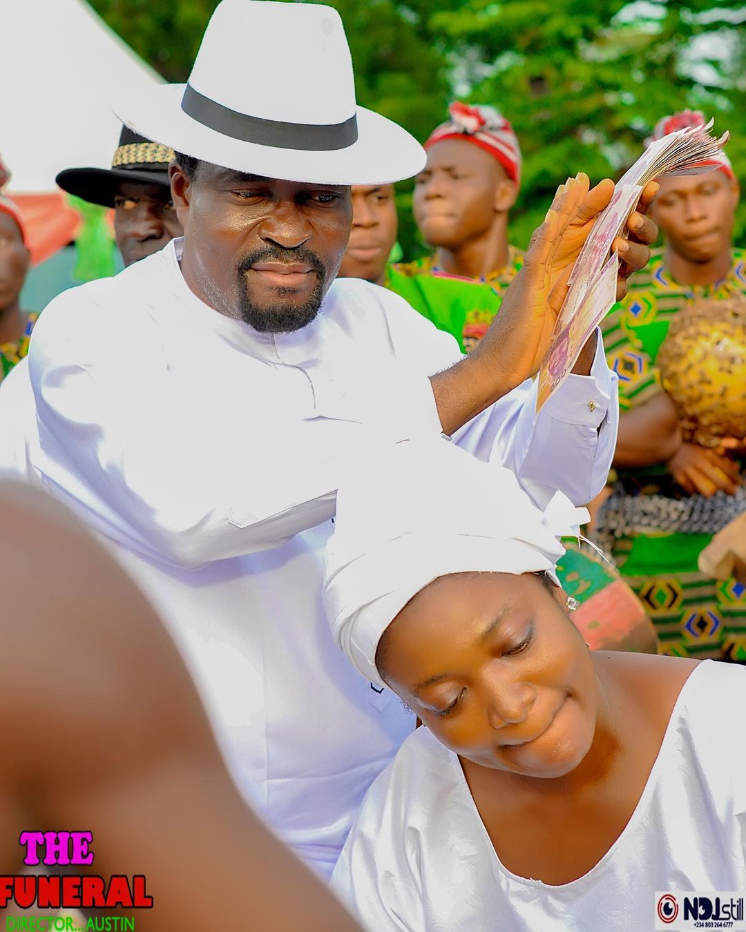 Kanayo O. Kanayo show off bundles of money he plans to spray at Obi Cubana’s mum’s burial