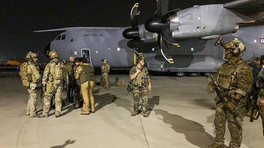 Kabul airlift stumbles as security worsens, bottlenecks hit