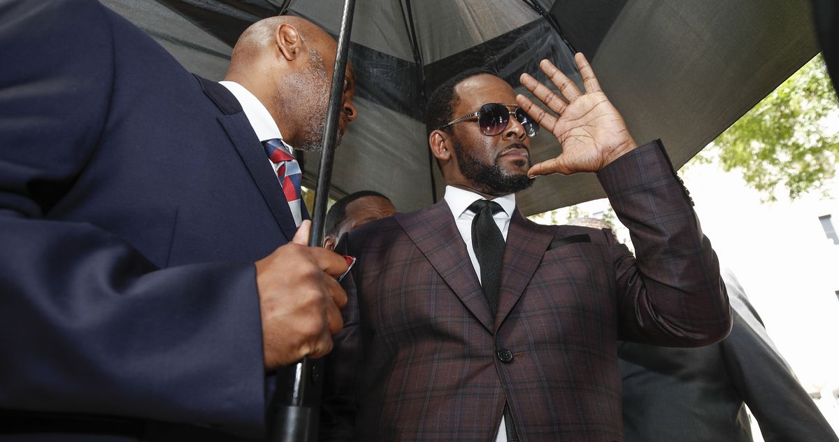 Meanwhile, R. Kelly Grooves to His Music During Sex-Crimes Trial