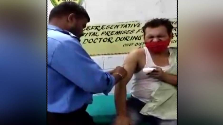 Viral Video: Odisha Govt Guidelines Go For A Toss, Security Guard Administers Injection To Patient At Hospital