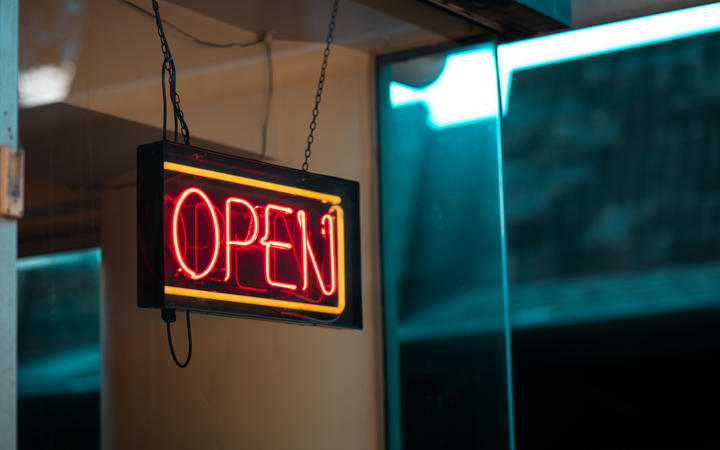 Retail reopens in Auckland: Security guards on the doors as shoppers return