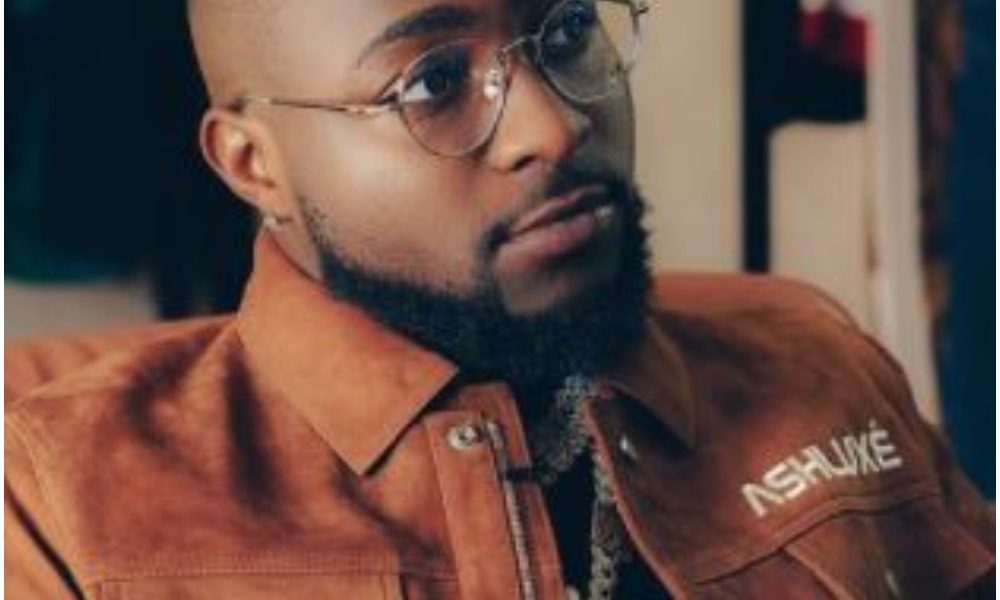 Davido’s Babymama Shows Him Love, Gifts Him Money