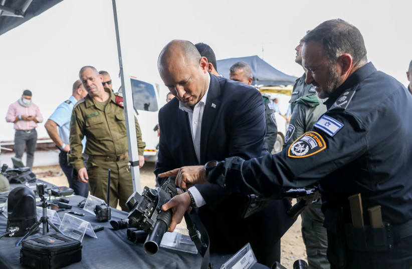 Bennett discusses crime, security with leaders in south