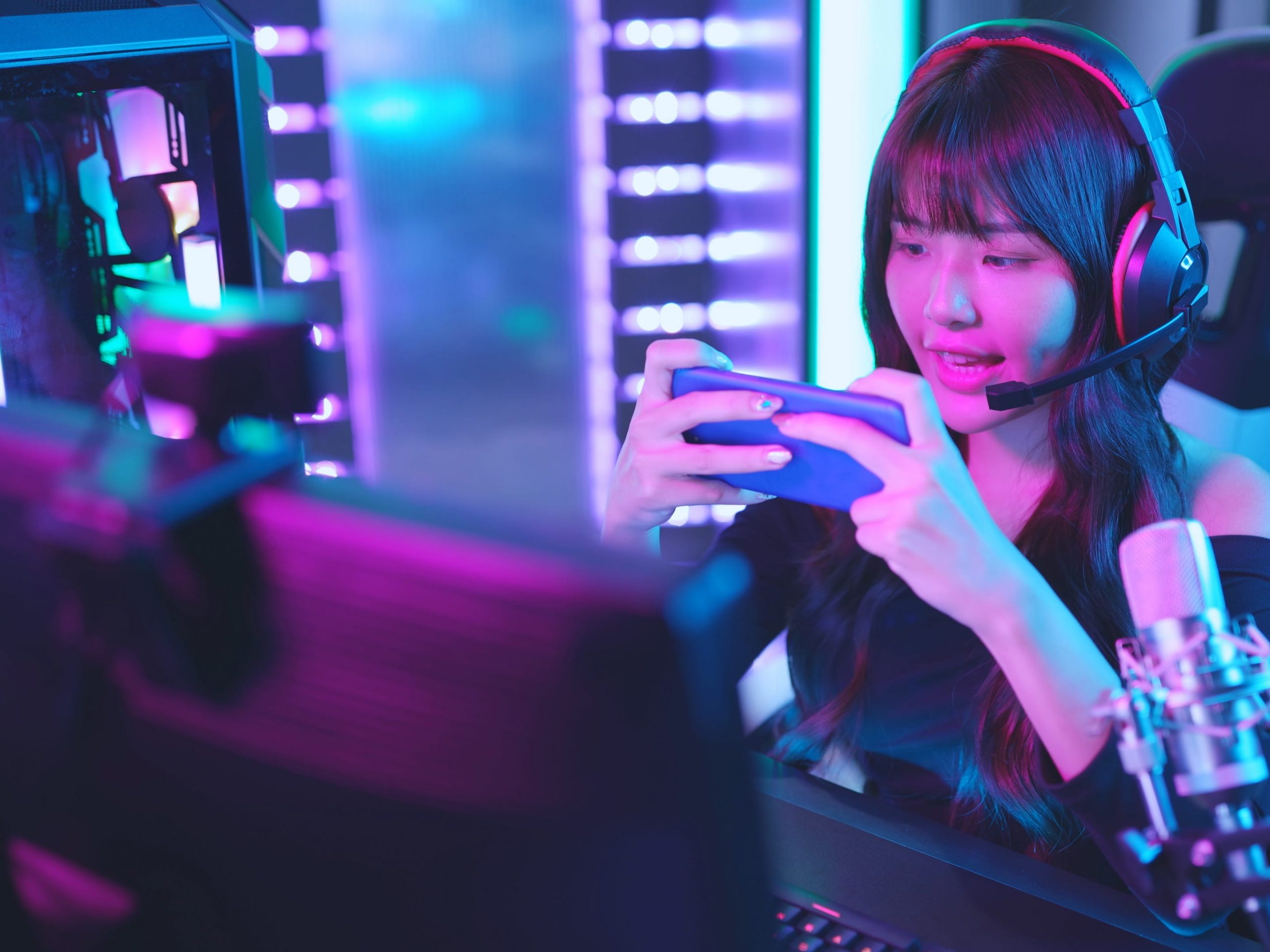 How to make money livestreaming on platforms like Twitch, TikTok, and Instagram