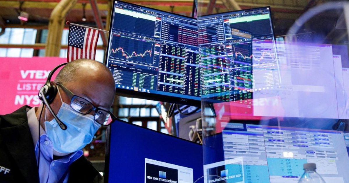 Financials power S&P 500, Dow to record peaks; Ford shines
