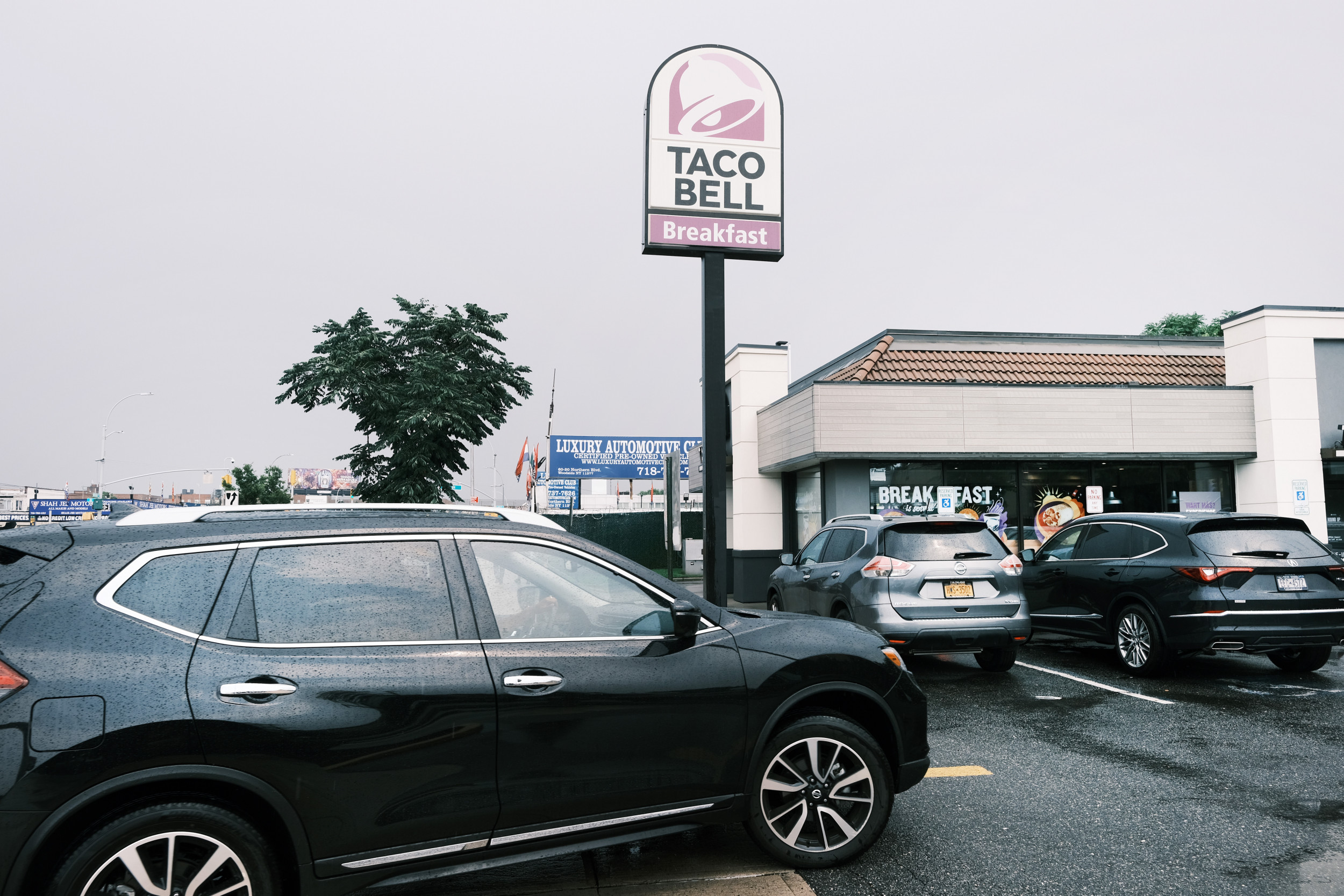 Taco Bell Worker Shot Dead by Drive-Thru Customer After Rejecting Counterfeit Money: Police