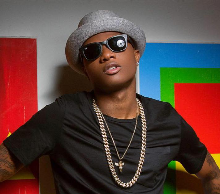 Wizkid Steps Out Carrying Ghana Must Go Bag Filled With Bundles Of Money (Video)