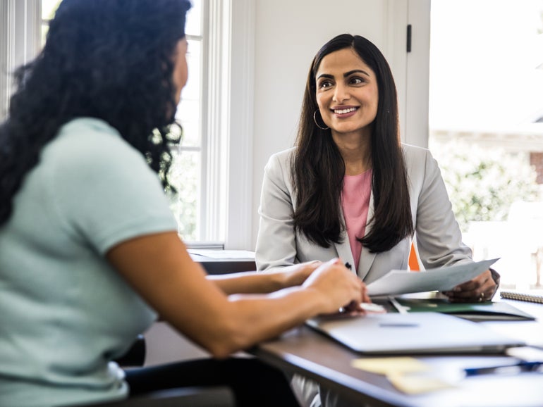 What does a financial advisor do?