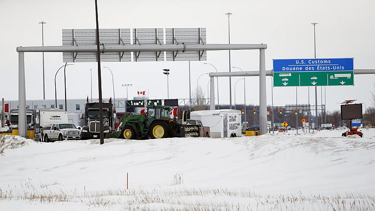 U.S. security officials offer to help Ottawa clear border blockade