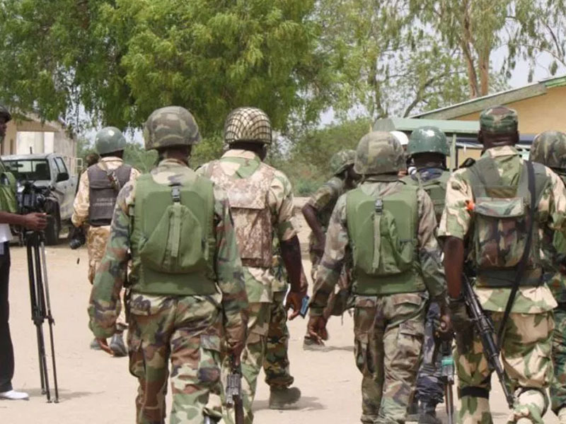 Nigerian Soldier Caught Extorting Money From Motorists By Superior Officer Cries, Begs For Forgiveness