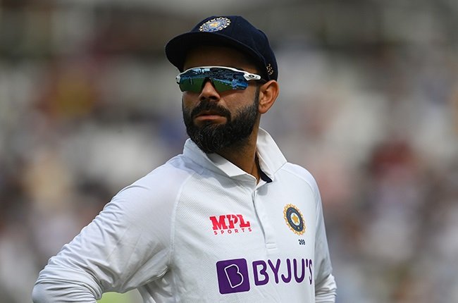 News24.com | Fan takes on-field selfie with Kohli in security breach at Test